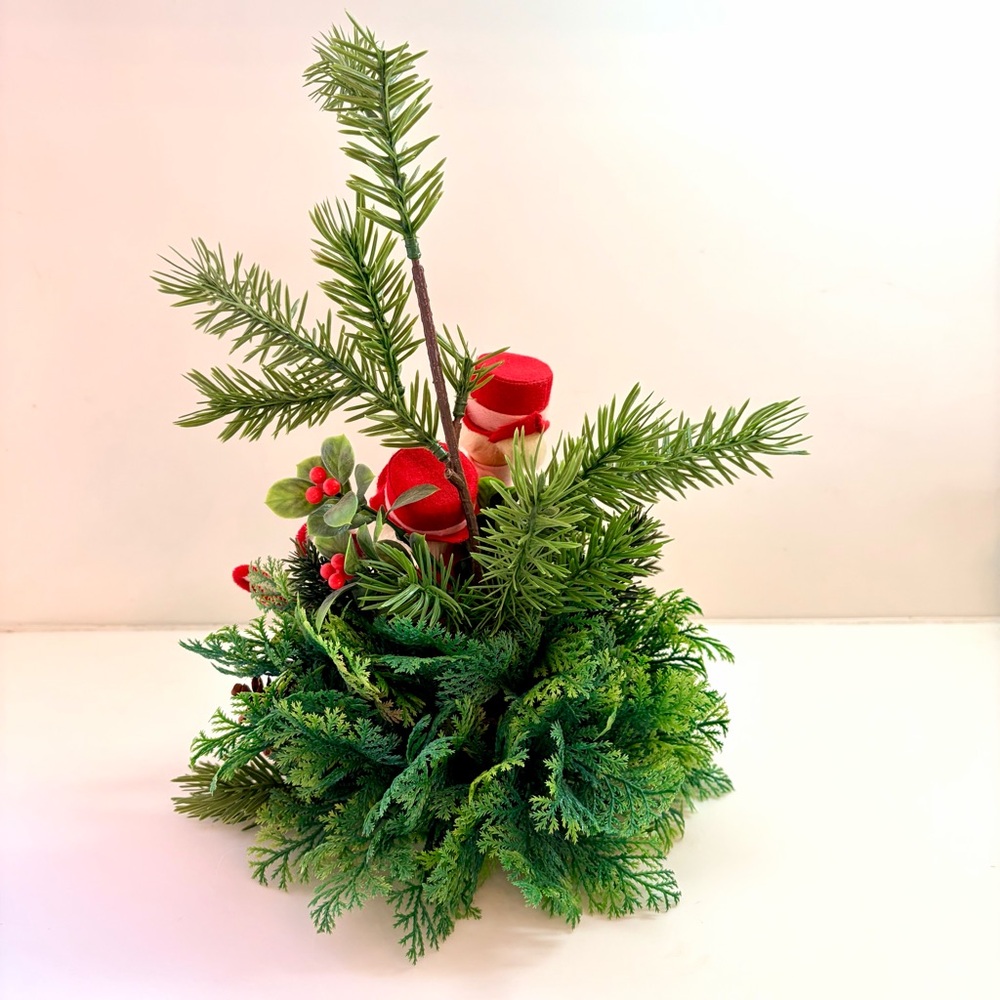 Vintage MCM Christmas Floral Arrangement  Felt Doll Carolers Plastic Greenery - Picture 4 of 7